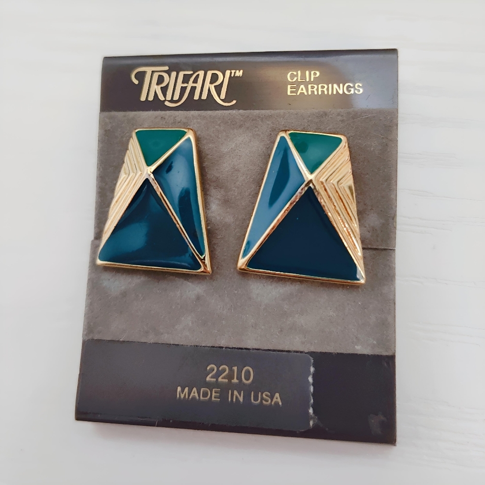 Trifari Green Enamel Geometric Gold Tone Clip on Earrings 80's 90' Vintage NOS